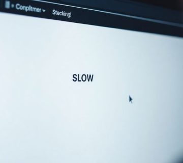 تصویری از کاربر ناراضی در حال بارگذاری سایت