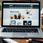 عکس از طراحی وبسایت روی لپتاپ