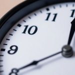 تصویری از یک ساعت با زمان‌های مختلف