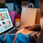 شخصی در حال خرید آنلاین با لپ‌تاپ