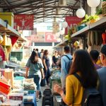 بازار شلوغ با فروشندگان و مشتریان متنوع