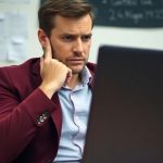 صاحب کسب‌وکار نگران در حال فکر کردن به سایت